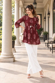 Kurti corta de algodón color rojo ladrillo con estampado floral buti en beige