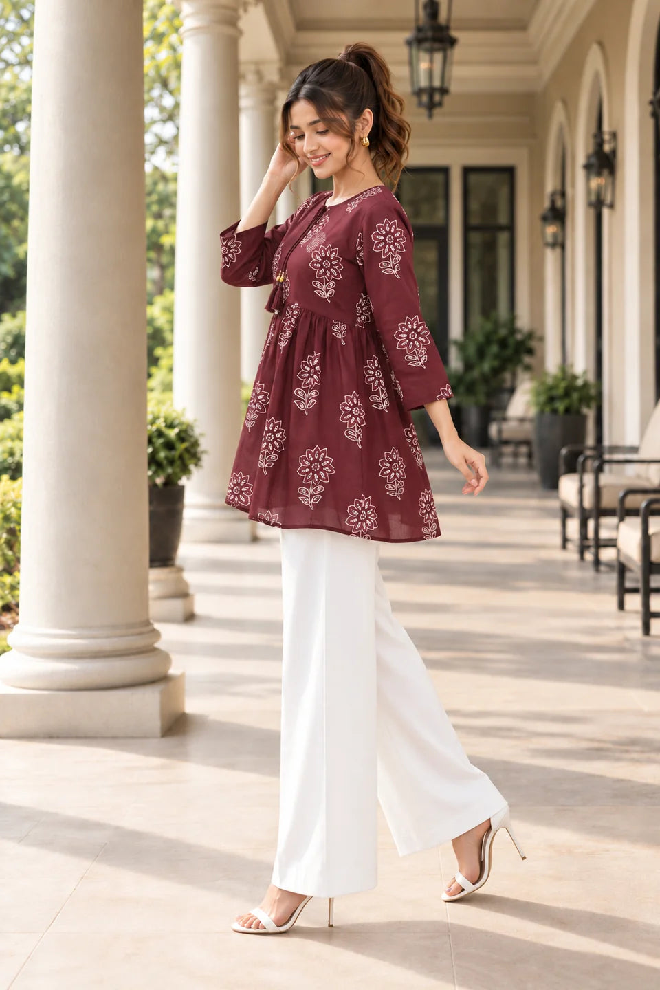Kurti corta de algodón color rojo ladrillo con estampado floral buti en beige