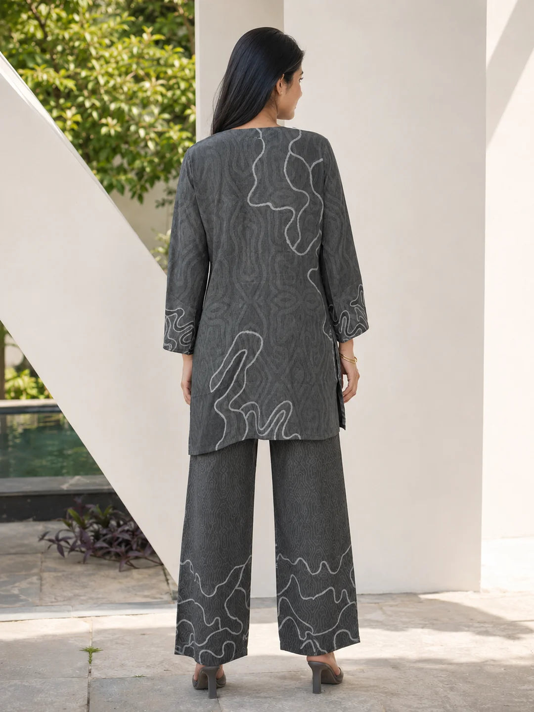 Dark Grey Kurta Set with Abstract Print in Muslin Silk