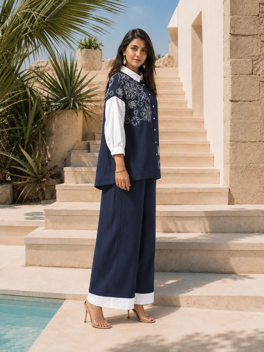 Conjunto coordinado de algodón bordado azul marino y blanco