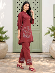 Túnica de viscosa bordada roja con pantalón
