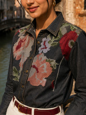 Camisa vaquera azul con bordado floral multicolor en denim de algodón