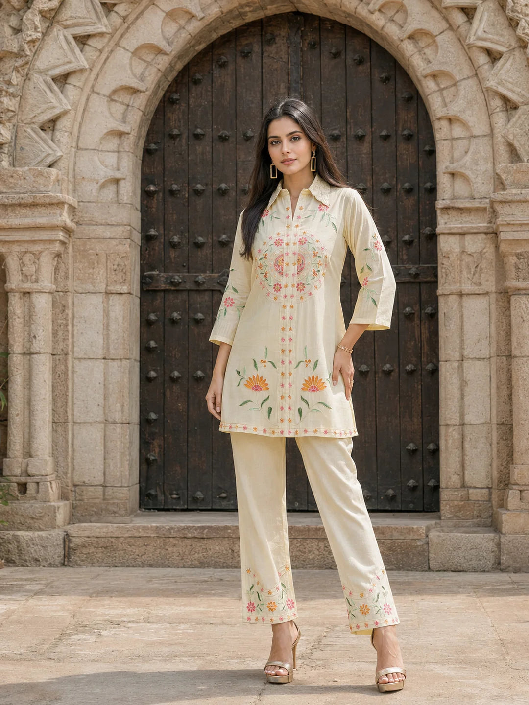 Conjunto coordinado bordado de seda romana de color blanco roto