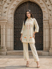 Conjunto coordinado bordado de seda romana de color blanco roto