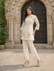 Conjunto coordinado bordado de seda romana de color blanco roto