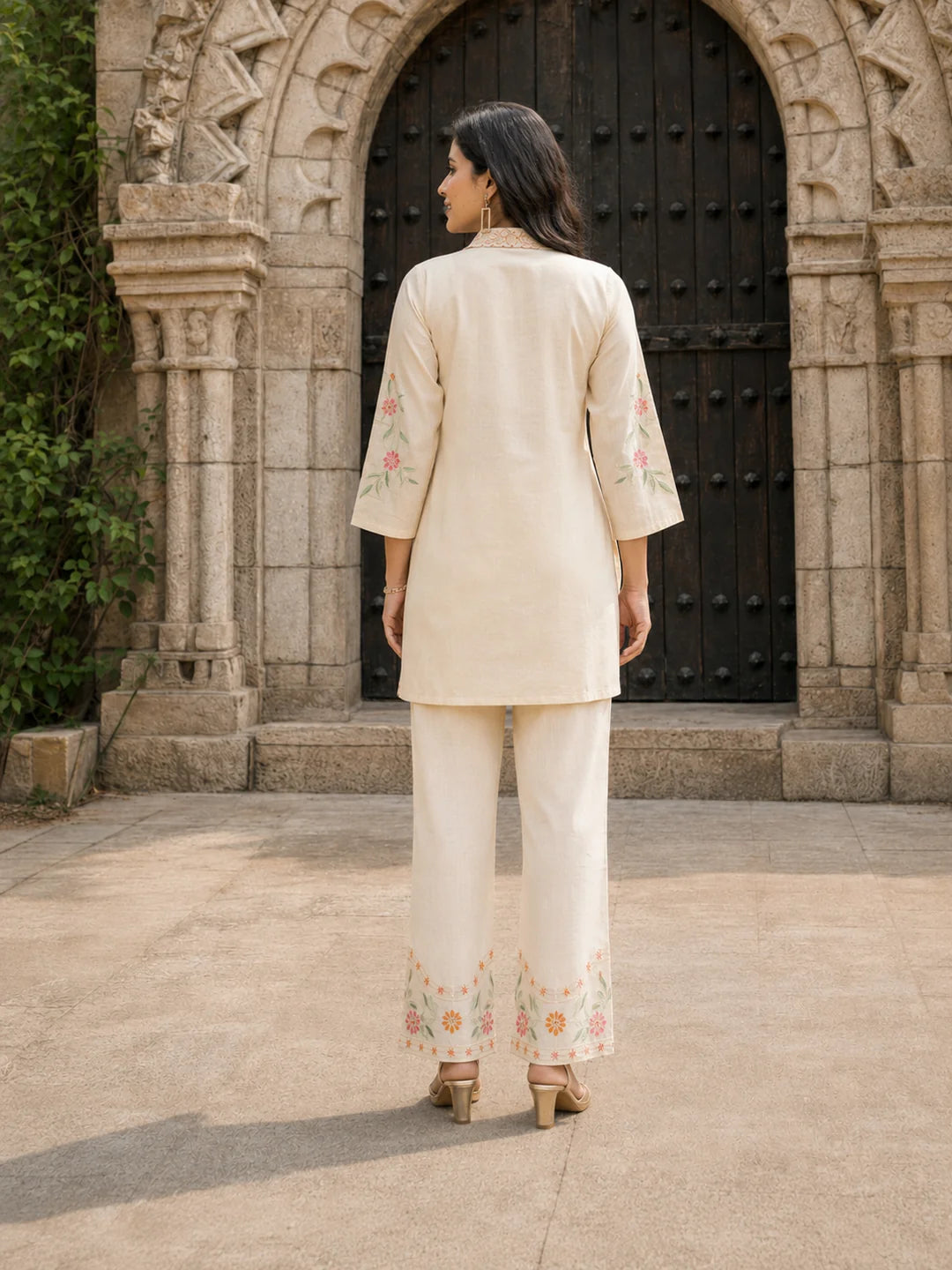 Conjunto coordinado bordado de seda romana de color blanco roto