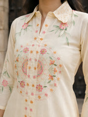 Conjunto coordinado bordado de seda romana de color blanco roto