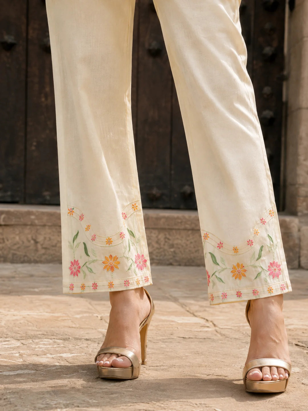 Conjunto coordinado bordado de seda romana de color blanco roto