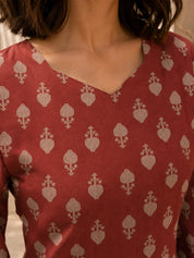 Kurti corto de algodón con estampado floral rosa y celosía con lazo ajustable