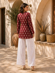 Kurti corto de algodón con estampado floral rosa y celosía con lazo ajustable