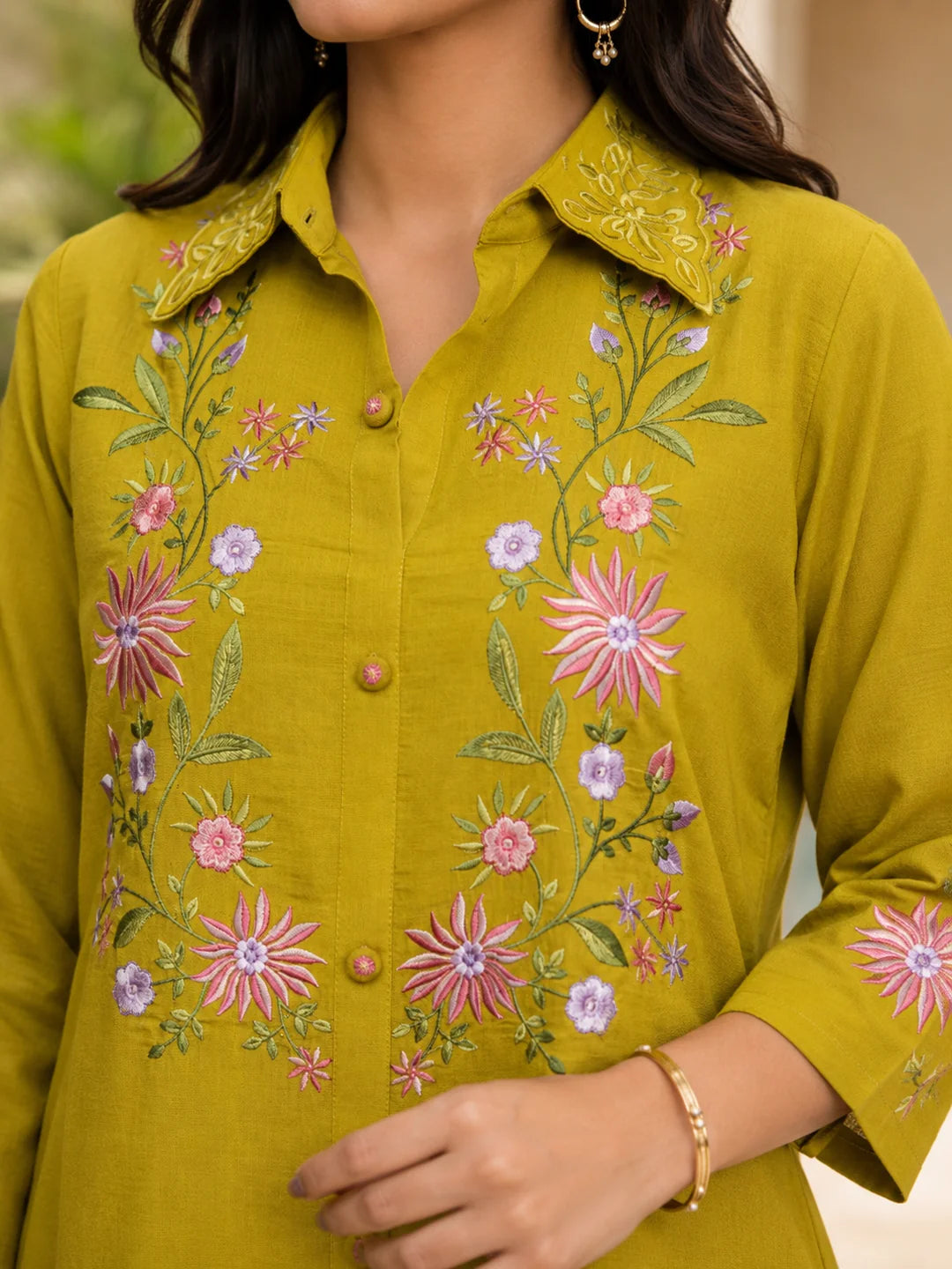 Conjunto coordinado bordado amarillo en tela romana