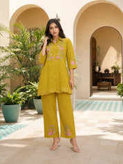Conjunto coordinado bordado amarillo en tela romana