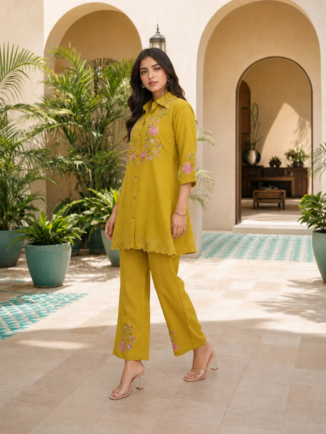 Conjunto coordinado bordado amarillo en tela romana