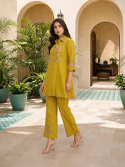 Conjunto coordinado bordado amarillo en tela romana