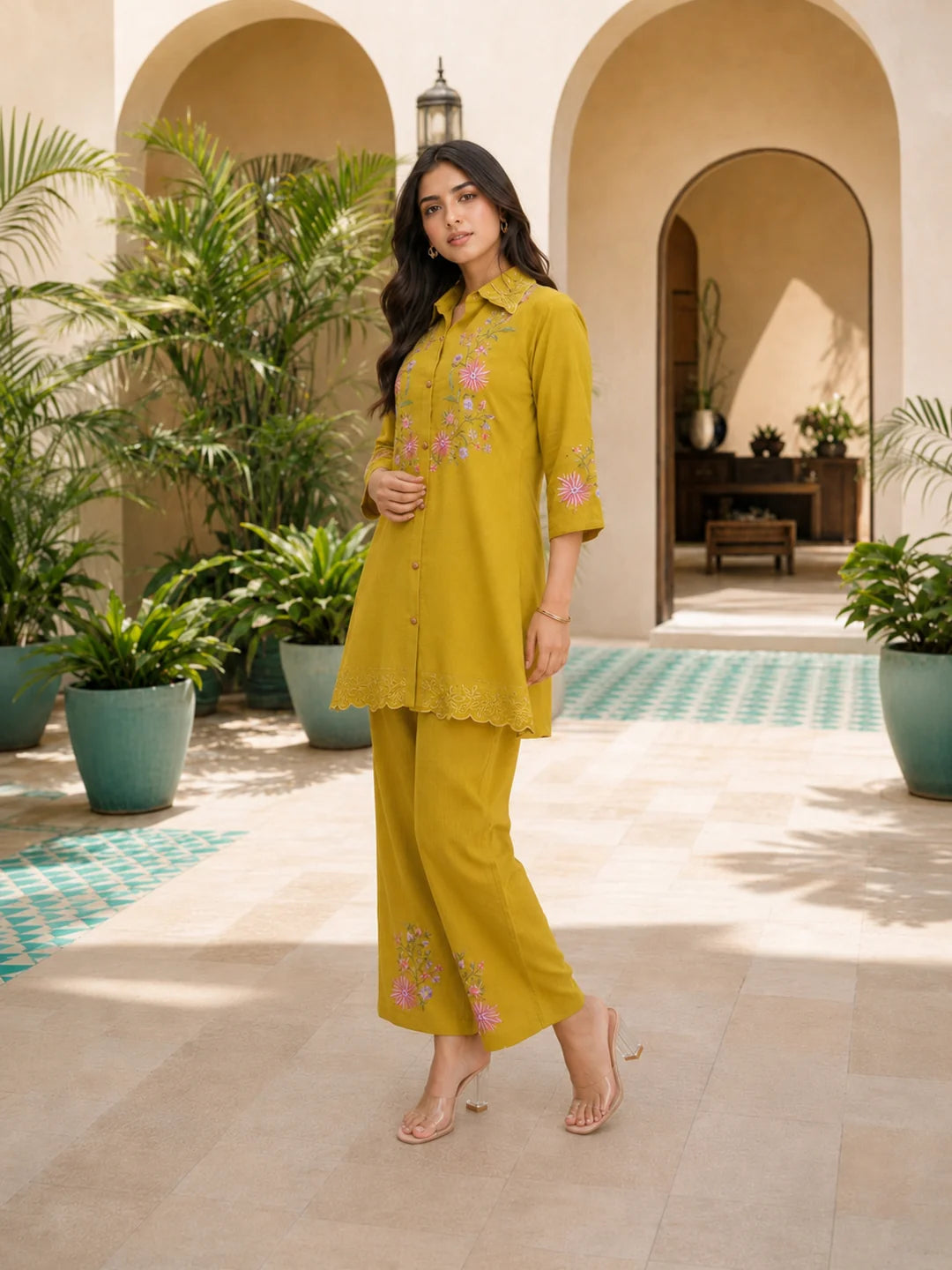 Conjunto coordinado bordado amarillo en tela romana