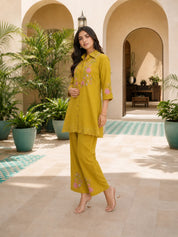 Conjunto coordinado bordado amarillo en tela romana