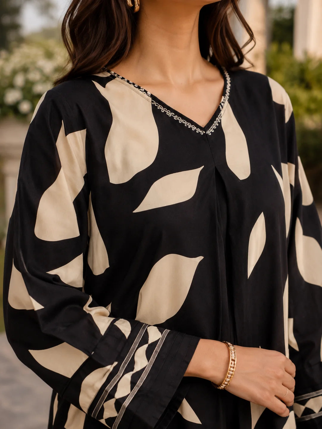 Monochrome Ethnic Leaf Print Kurta Set in German Rayon