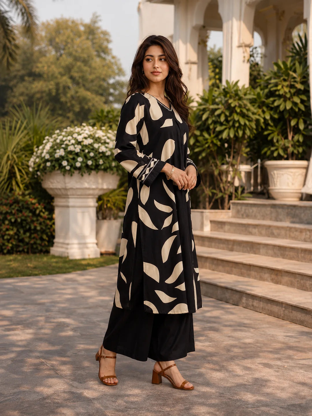 Monochrome Ethnic Leaf Print Kurta Set in German Rayon