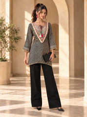 Conjunto coordinado bordado en blanco y negro de muselina