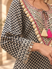 Conjunto coordinado bordado en blanco y negro de muselina