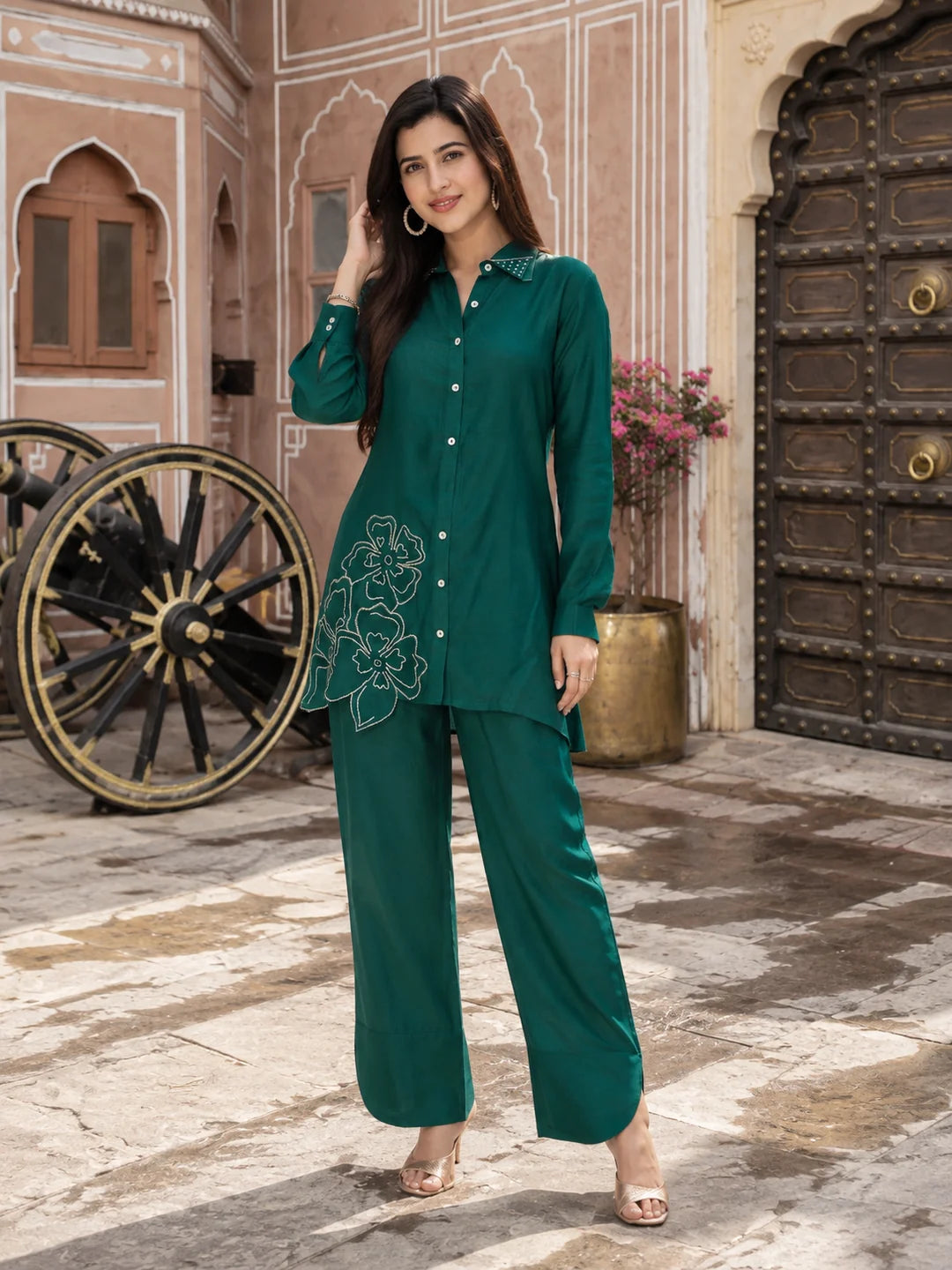 Conjunto coordinado de túnica y pantalón de muselina bordado en verde pavo real