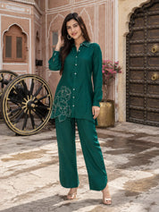 Conjunto coordinado de túnica y pantalón de muselina bordado en verde pavo real