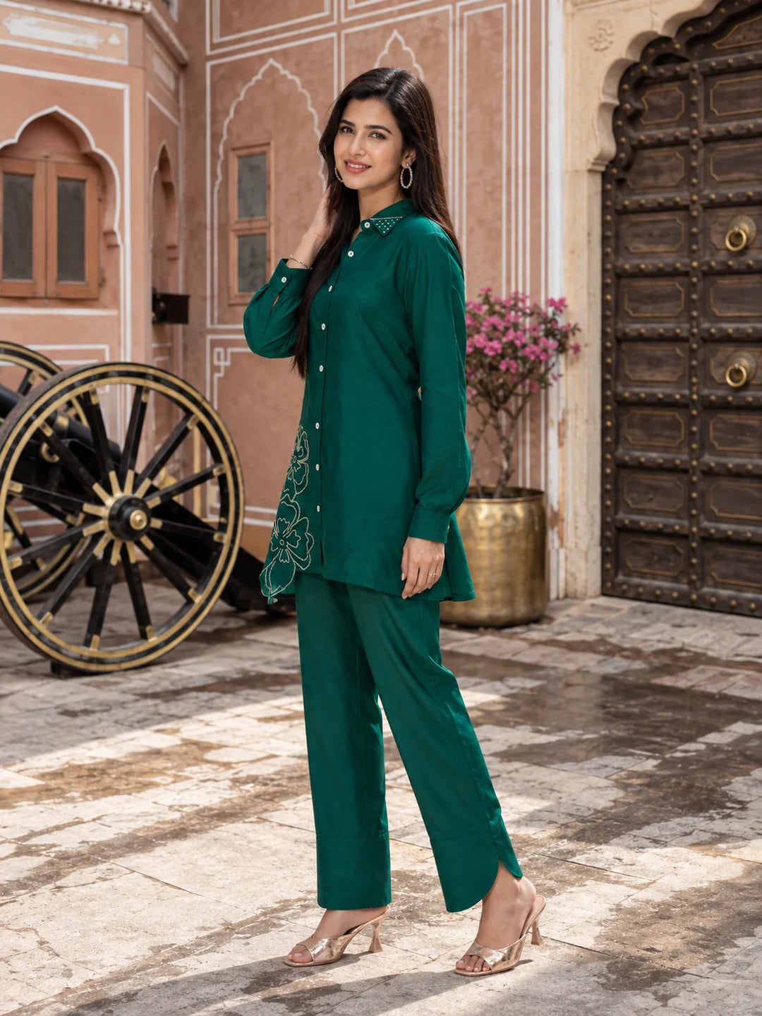 Conjunto coordinado de túnica y pantalón de muselina bordado en verde pavo real