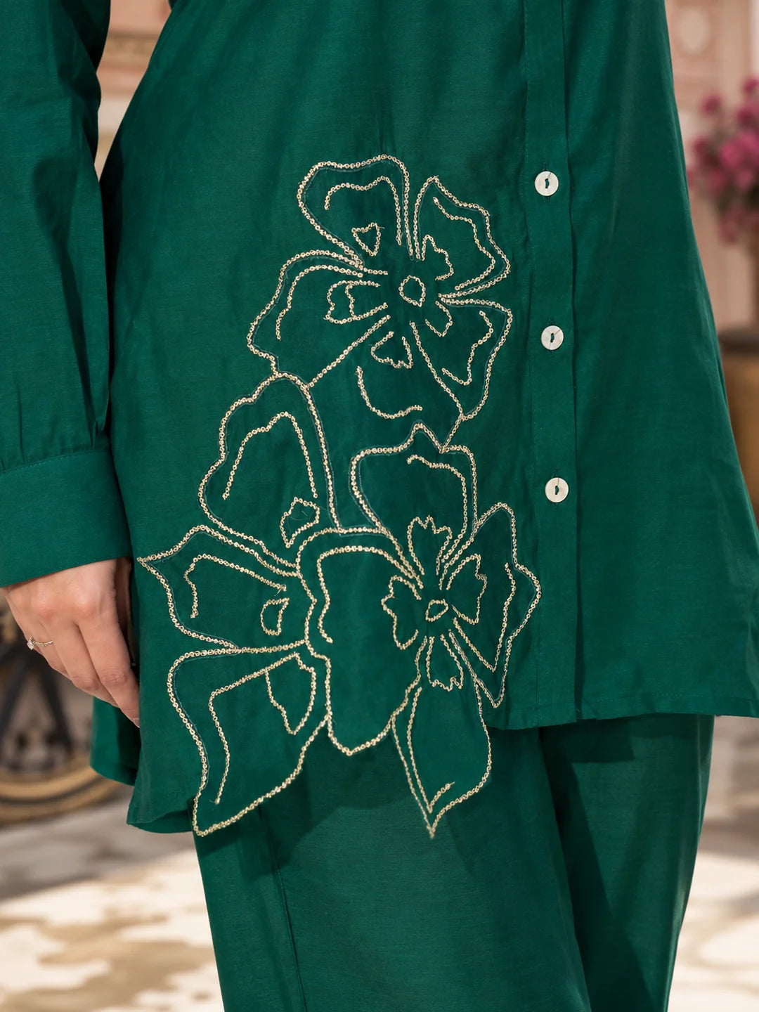 Conjunto coordinado de túnica y pantalón de muselina bordado en verde pavo real