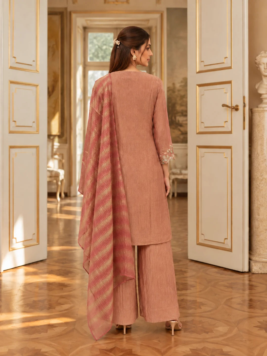 Conjunto de Kurta de 3 Piezas Color Marfil con Bordado Zari Dorado Antiguo en Tissue