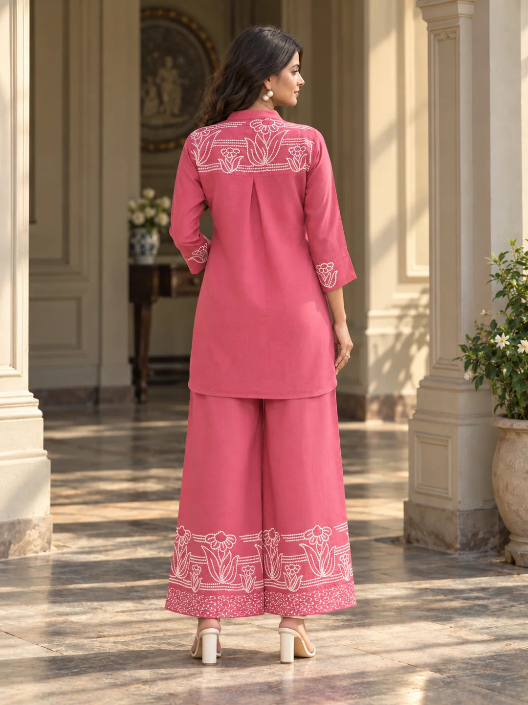 Conjunto bordado floral de seda rosa palo
