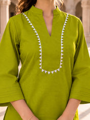 Kurti corta de algodón color rojo ladrillo con estampado floral buti en beige