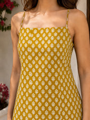 Kurti corto de algodón amarillo mostaza con nudo en los hombros y estampado floral en bloque