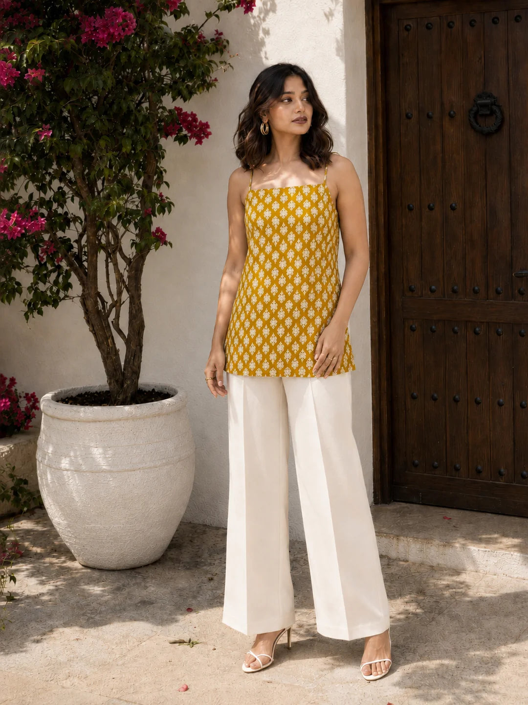 Kurti corto de algodón amarillo mostaza con nudo en los hombros y estampado floral en bloque