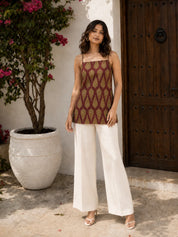 Kurti corto de algodón con nudo atado al hombro, color granate y estampado de hojas.