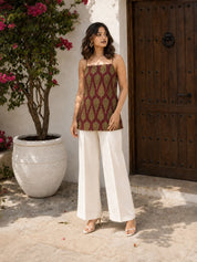 Kurti corto de algodón con nudo atado al hombro, color granate y estampado de hojas.