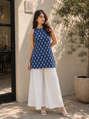Kurti de algodón azul oscuro con cuello halter y estampado de flores.