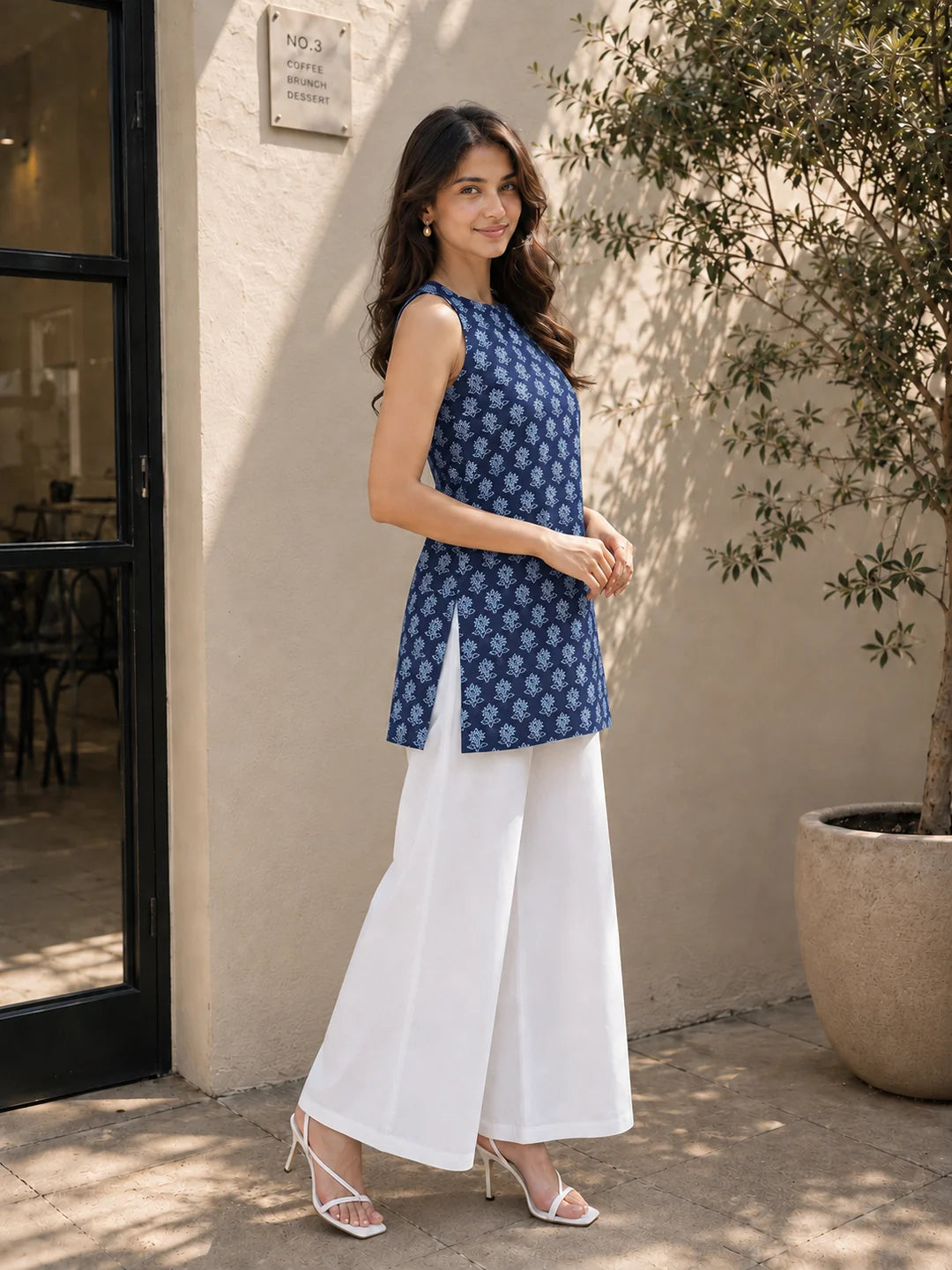 Kurti de algodón azul oscuro con cuello halter y estampado de flores.