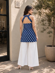 Kurti de algodón azul oscuro con cuello halter y estampado de flores.