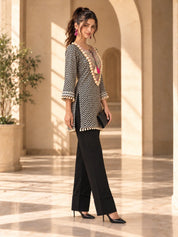 Conjunto coordinado bordado en blanco y negro de muselina