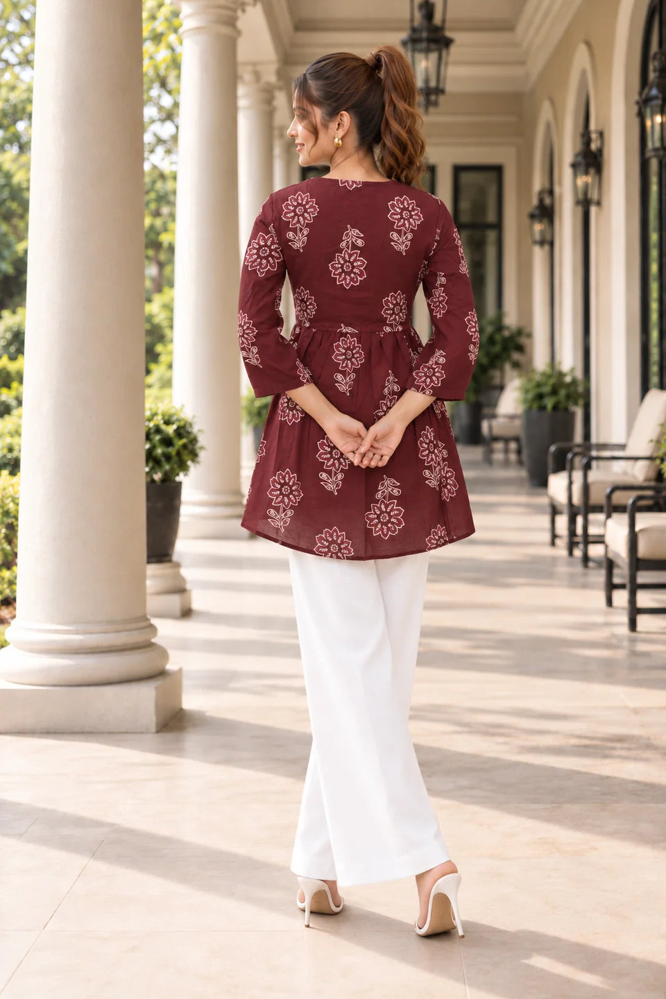 Kurti corta de algodón color rojo ladrillo con estampado floral buti en beige