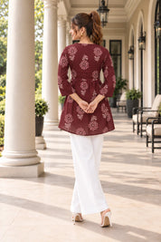 Kurti corta de algodón color rojo ladrillo con estampado floral buti en beige