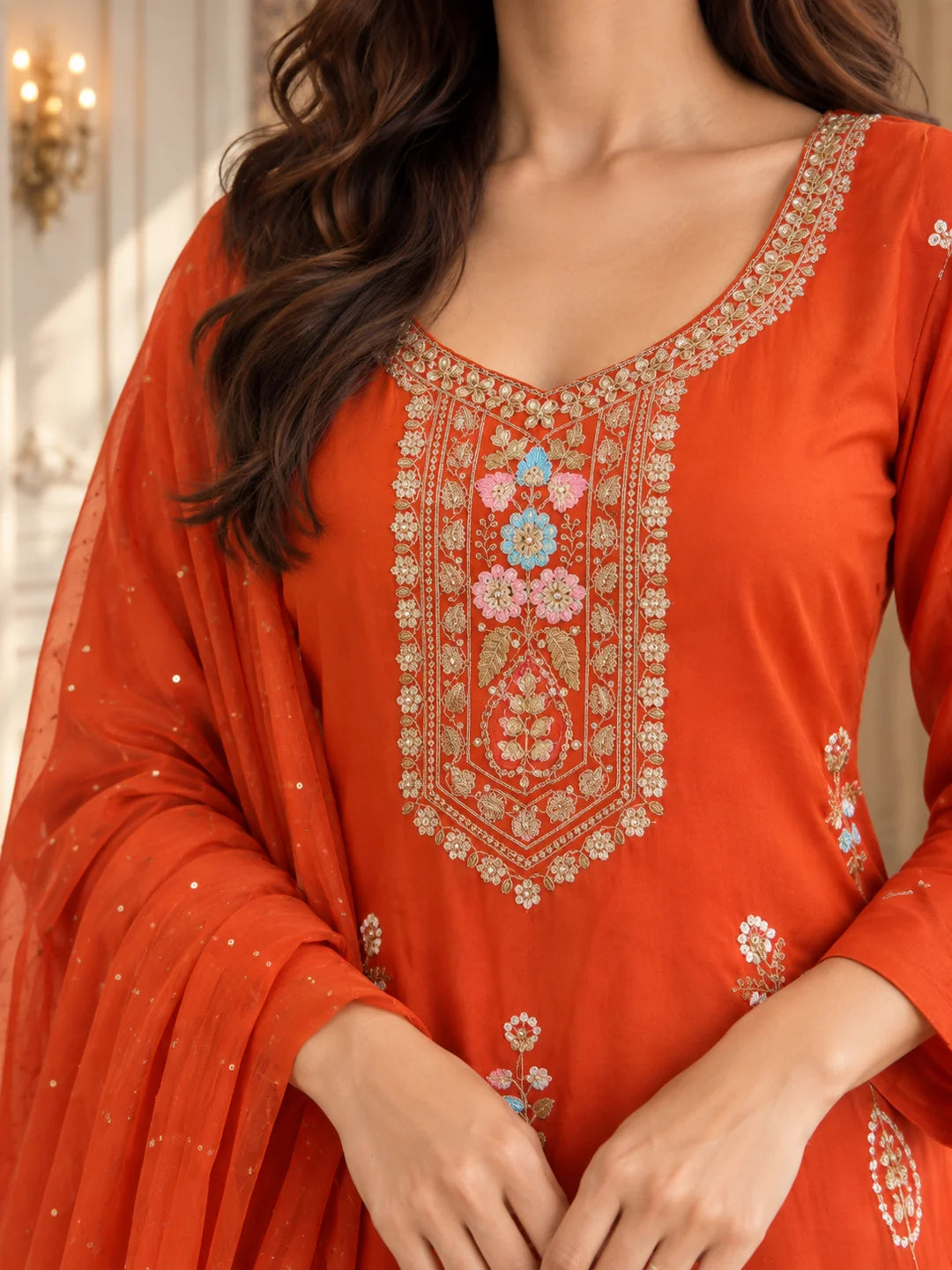 Conjunto Sharara de 3 piezas azul oscuro bordado en muselina pura de Bamberg con dupatta de gasa