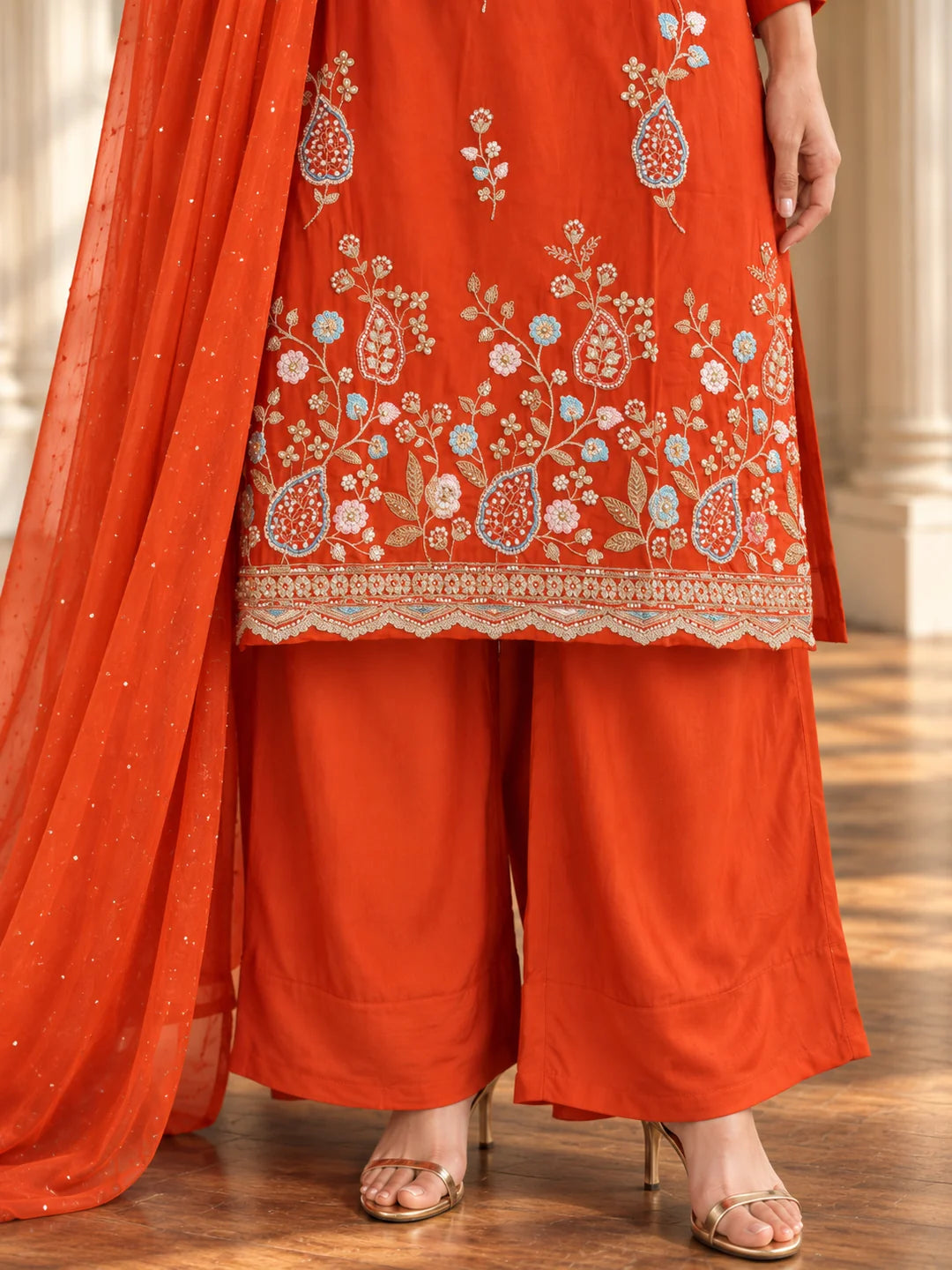 Conjunto Sharara de 3 piezas azul oscuro bordado en muselina pura de Bamberg con dupatta de gasa