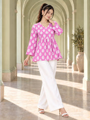 Kurti corta de algodón color rojo ladrillo con estampado floral buti en beige