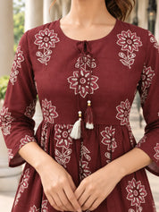Kurti corta de algodón color rojo ladrillo con estampado floral buti en beige
