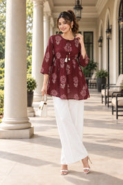 Kurti corta de algodón color rojo ladrillo con estampado floral buti en beige