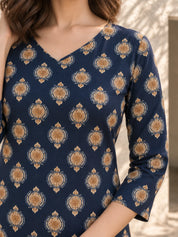 Túnica de muselina negra estampada con detalles de cenefa étnica