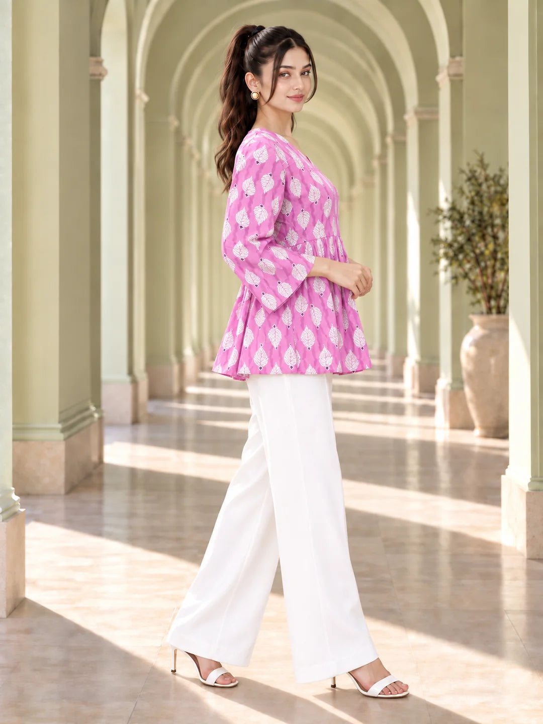 Kurti corta de algodón color rojo ladrillo con estampado floral buti en beige