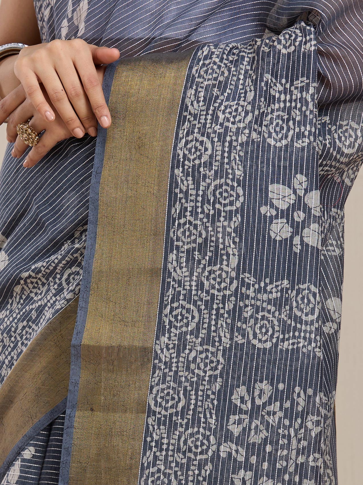 Vervee Couture Grey White Floral Silk Blend Saree with Semi Stitched Blouse | EKA