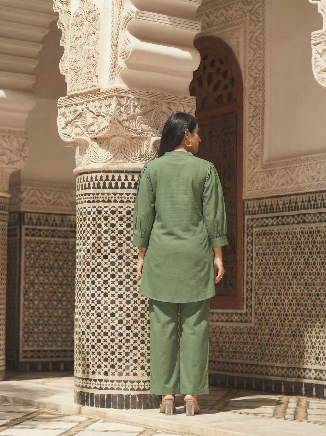 Túnica verde de viscosa bordada con pantalón